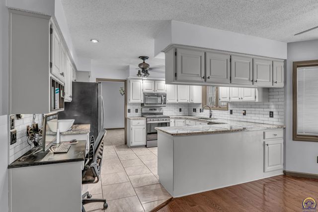 6236 SW 25th ST, Topeka, KS 66614