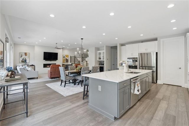 8255 Main Street 2, Woodstock, GA 30188