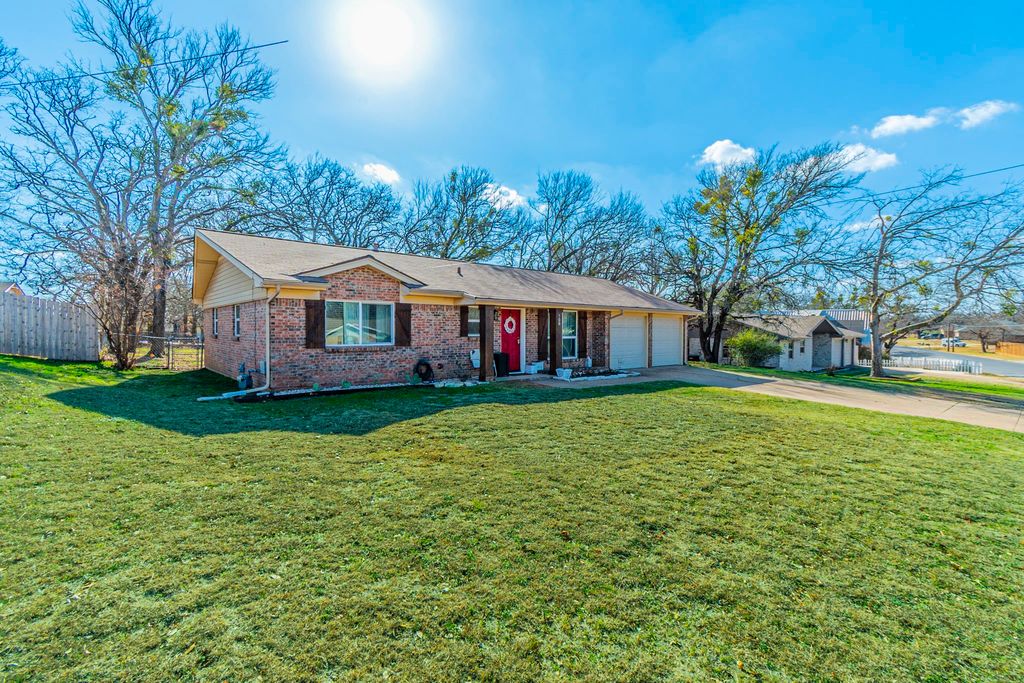 708 N Stewart Street, Azle, TX 76020