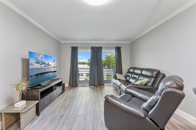 118 Lake Constance, West Palm Beach, FL 33411