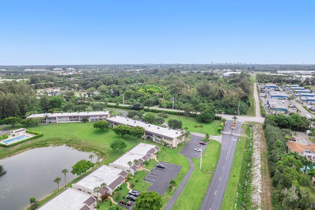 118 Lake Constance, West Palm Beach, FL 33411