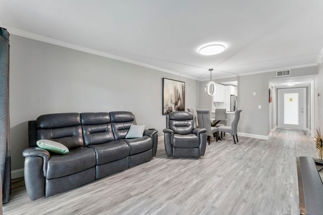 118 Lake Constance, West Palm Beach, FL 33411