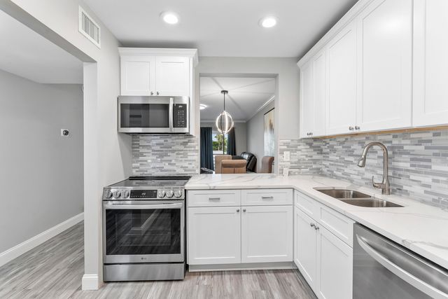 118 Lake Constance, West Palm Beach, FL 33411