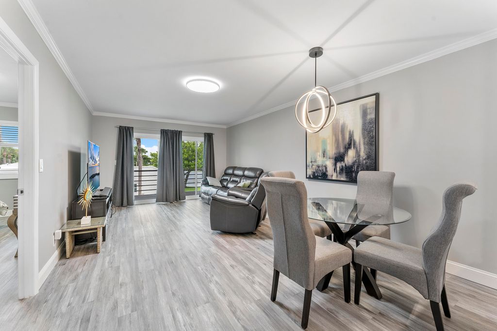 118 Lake Constance, West Palm Beach, FL 33411