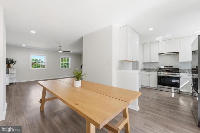6335 PADDINGTON LN, Centreville, VA 20120