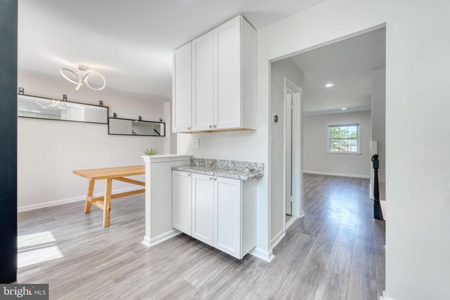 6335 PADDINGTON LN, Centreville, VA 20120