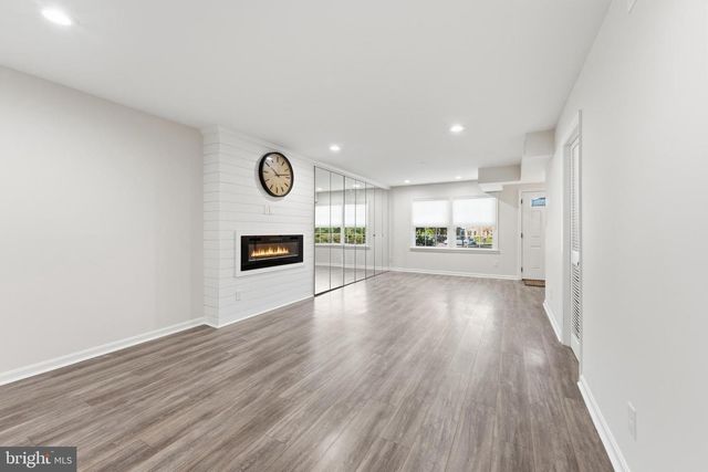 6335 PADDINGTON LN, Centreville, VA 20120