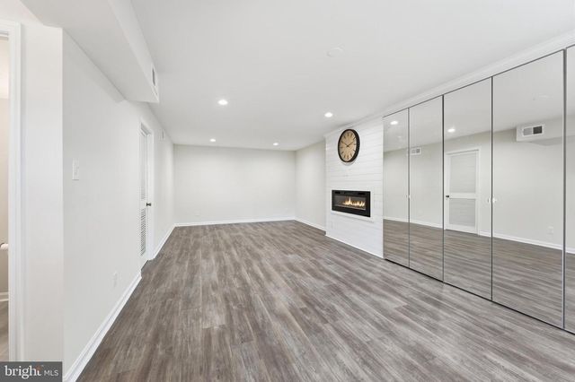 6335 PADDINGTON LN, Centreville, VA 20120