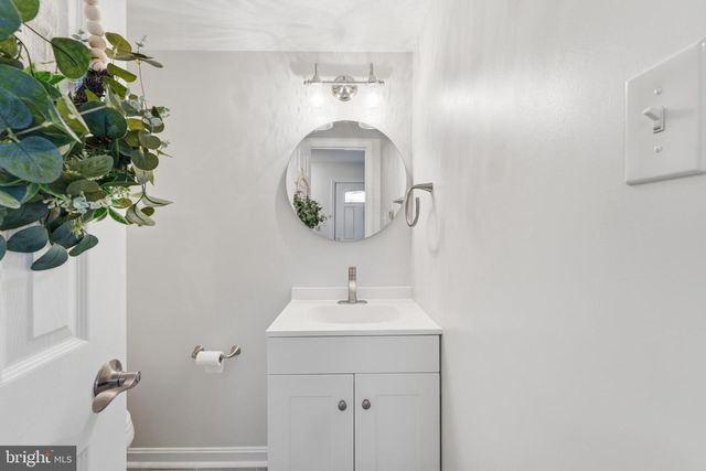 6335 PADDINGTON LN, Centreville, VA 20120