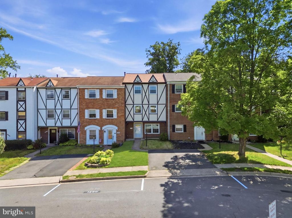 6335 PADDINGTON LN, Centreville, VA 20120