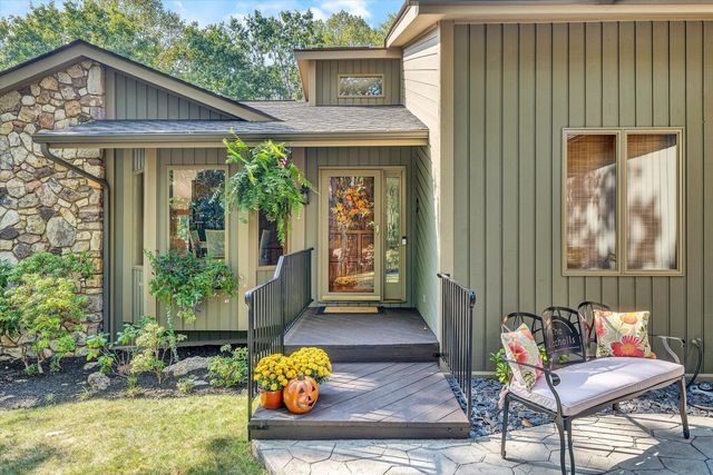 4196 Toddsbury DR, Vinton, VA 24179