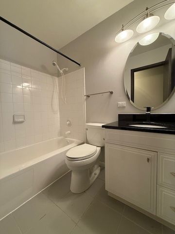 810 W Lakeside Plaza, Hoffman Estates, IL 60169