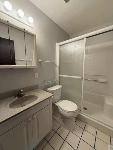 810 W Lakeside Plaza, Hoffman Estates, IL 60169