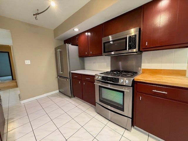 810 W Lakeside Plaza, Hoffman Estates, IL 60169