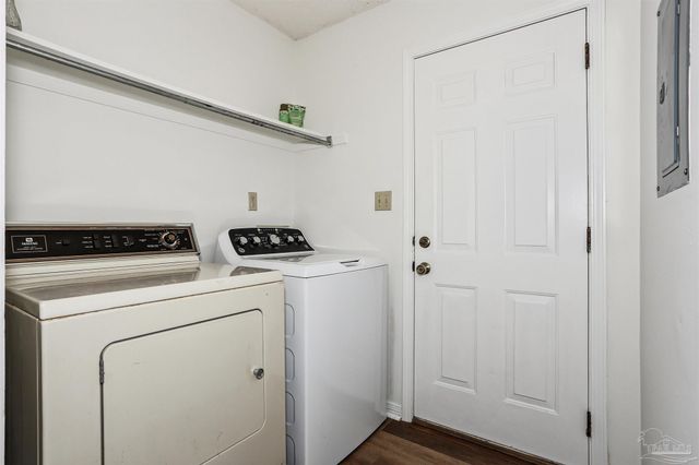 1328 Tiger Ln, Gulf Breeze, FL 32563