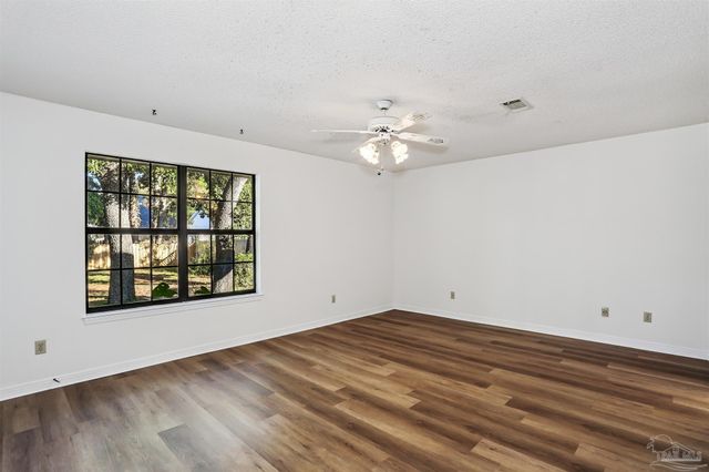 1328 Tiger Ln, Gulf Breeze, FL 32563