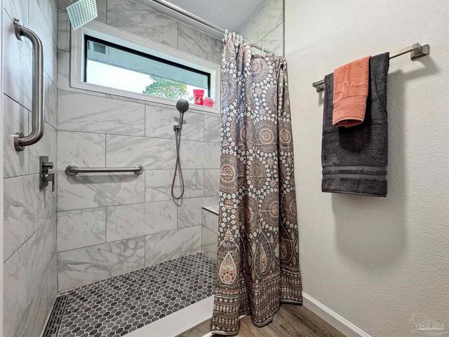 1328 Tiger Ln, Gulf Breeze, FL 32563