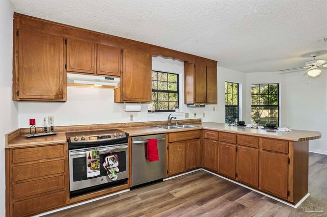 1328 Tiger Ln, Gulf Breeze, FL 32563