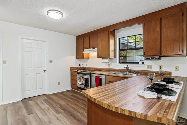 1328 Tiger Ln, Gulf Breeze, FL 32563