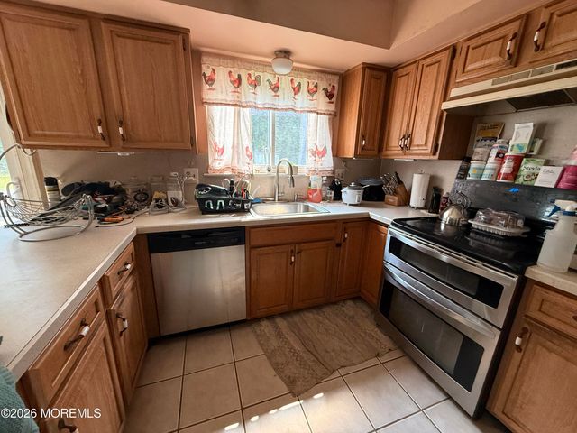 40 Newport Drive, Manalapan, NJ 07726
