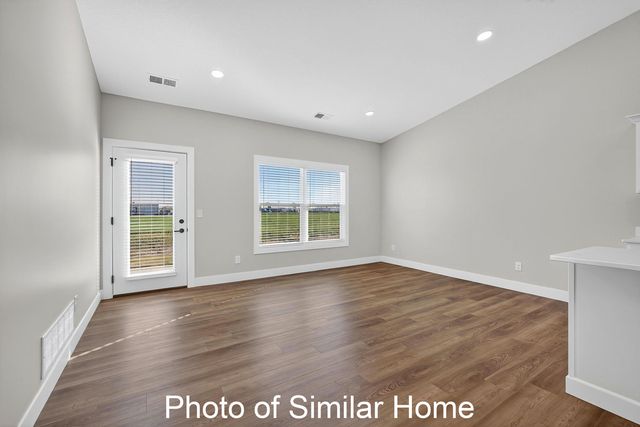 446 N 2ND Avenue, Eldridge, IA 52748