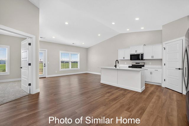 446 N 2ND Avenue, Eldridge, IA 52748