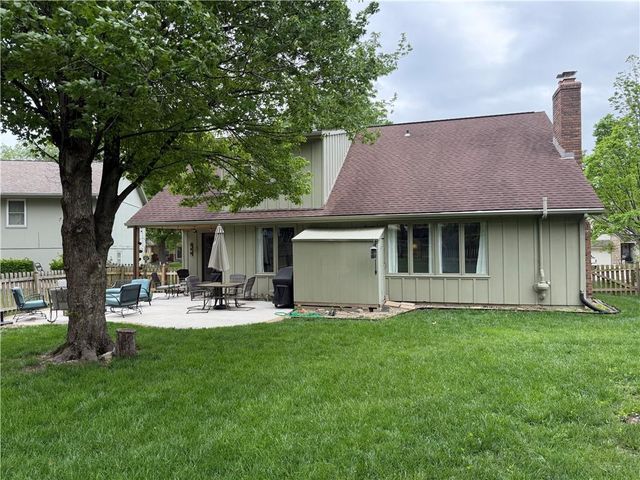 528 SE Country Lane, Lee's Summit, MO 64063
