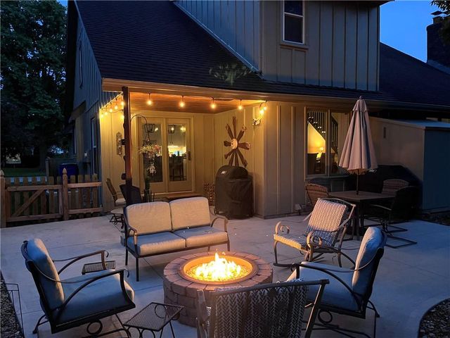 528 SE Country Lane, Lee's Summit, MO 64063