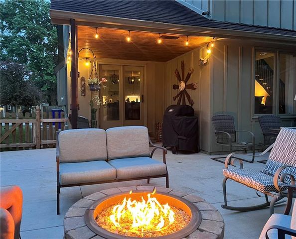 528 SE Country Lane, Lee's Summit, MO 64063