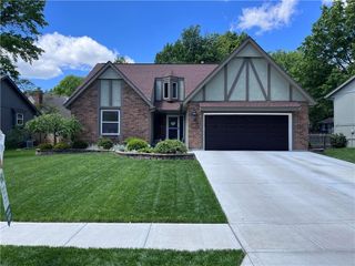 528 SE Country Lane, Lee's Summit, MO 64063