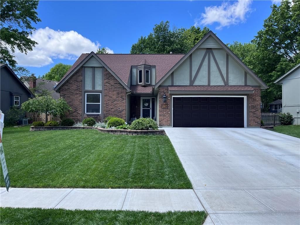 528 SE Country Lane, Lee's Summit, MO 64063