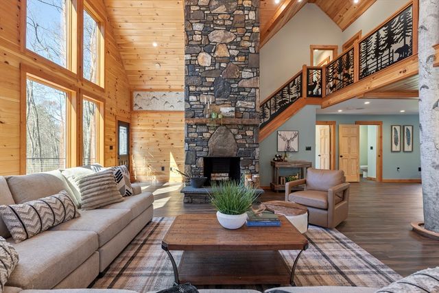 8 Barrett Rd, North Brookfield, MA 01535