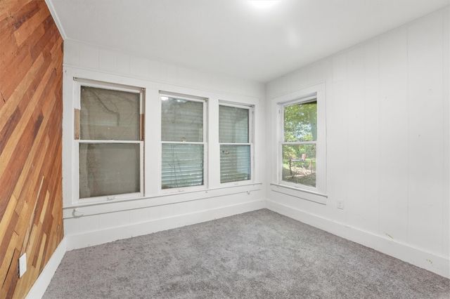 202 S Magnolia Street, Highlands, TX 77562
