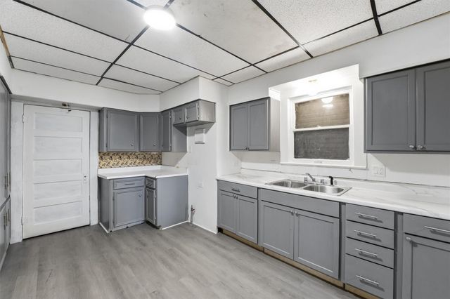 202 S Magnolia Street, Highlands, TX 77562