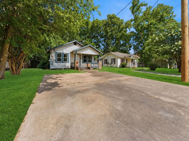 202 S Magnolia Street, Highlands, TX 77562