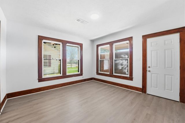 202 S Magnolia Street, Highlands, TX 77562