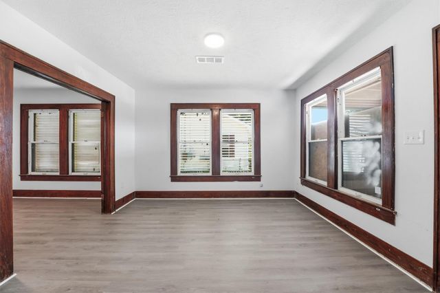 202 S Magnolia Street, Highlands, TX 77562