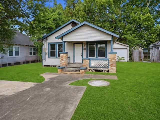 202 S Magnolia Street, Highlands, TX 77562
