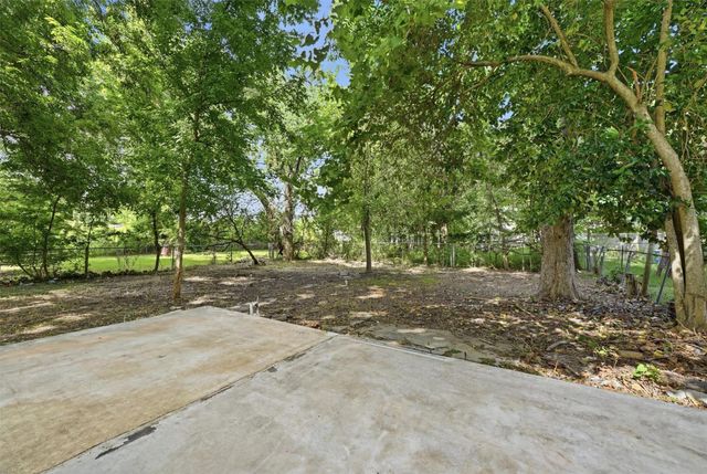 202 S Magnolia Street, Highlands, TX 77562