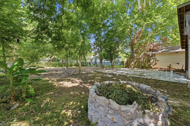 202 S Magnolia Street, Highlands, TX 77562