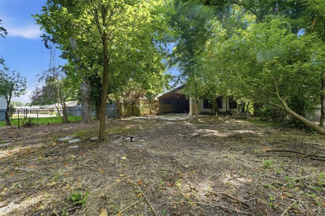 202 S Magnolia Street, Highlands, TX 77562