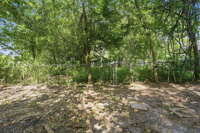 202 S Magnolia Street, Highlands, TX 77562