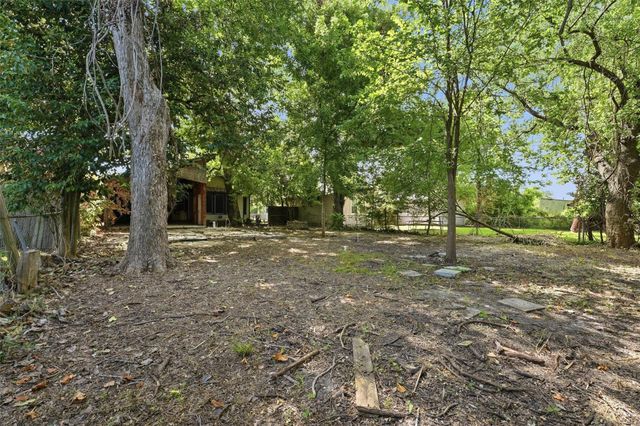 202 S Magnolia Street, Highlands, TX 77562