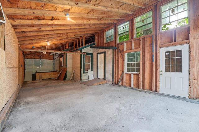 202 S Magnolia Street, Highlands, TX 77562
