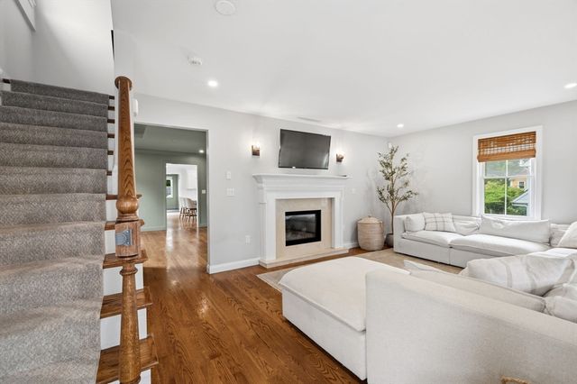 19 Hersey St, Hingham, MA 02043