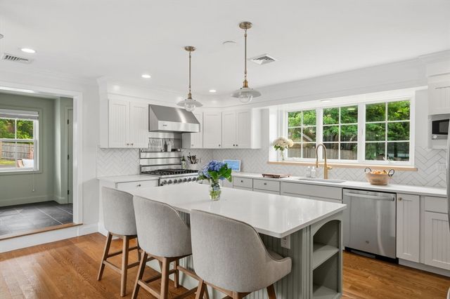19 Hersey St, Hingham, MA 02043