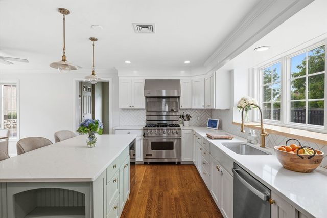 19 Hersey St, Hingham, MA 02043