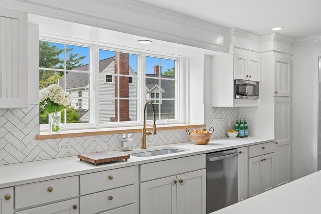 19 Hersey St, Hingham, MA 02043