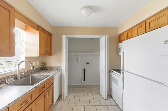 3052 PARK LANE B, Dunedin, FL 34698