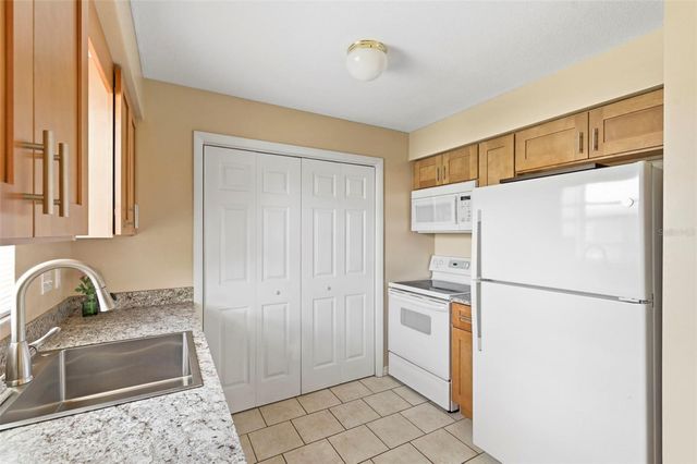 3052 PARK LANE B, Dunedin, FL 34698